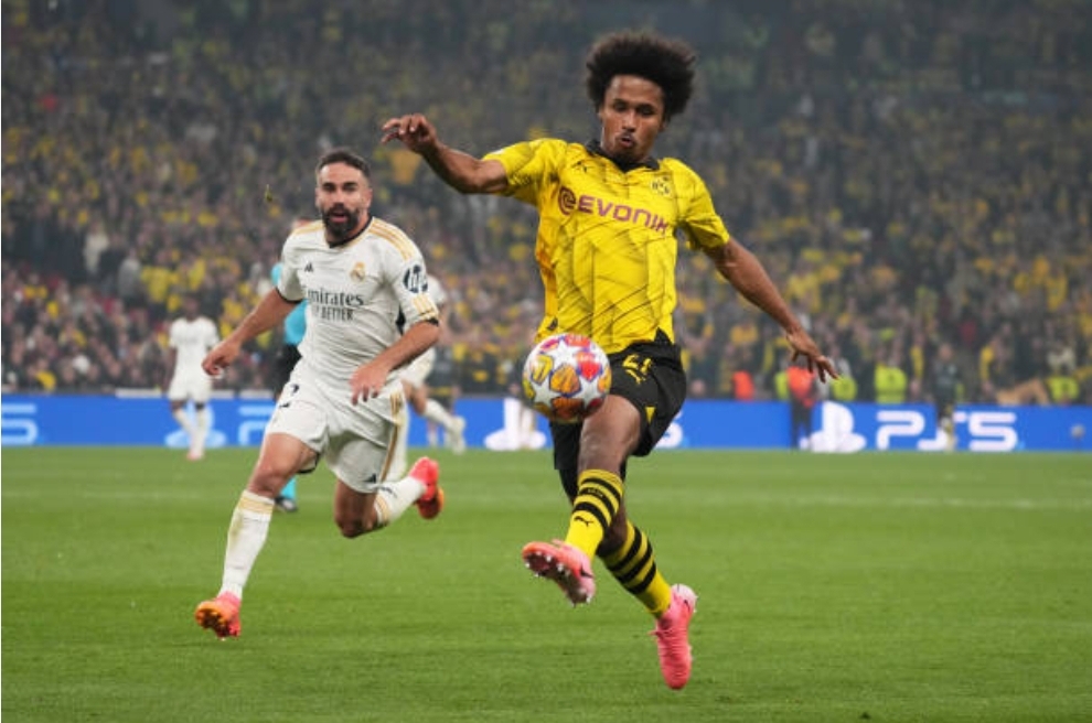 Liverpool eyeing €30m move for Dortmund winger amid uncertainties over key forwards, competing with Chelsea for transfer